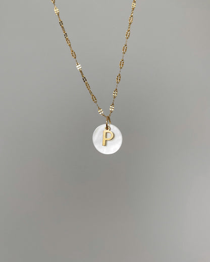 Runder, Muschel Perlen Anhänger an feiner Kette mit Buchstaben Charm.
