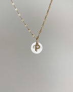 Weißer Charm mit ausgestanztem Sternzeichen Design an feiner Kette mit Buchstaben Charm.