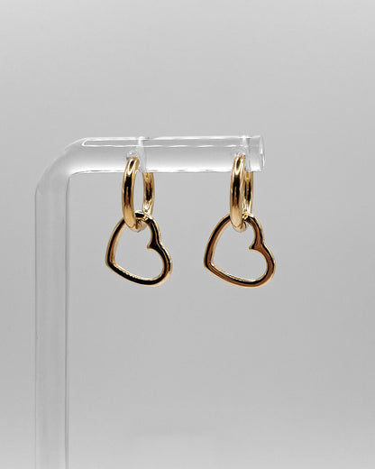 Wasserfeste Basic Edelstahl Kreolen mit abnehmbaren Herz Anhänger in gold.