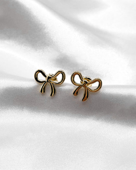 Goldene Ohrstecker mit einem zauberhaften Design mit einer kleinen Schleife.