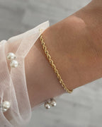 Feines, wasserfestes Edelstahl Armband mit gedrehtem Design.