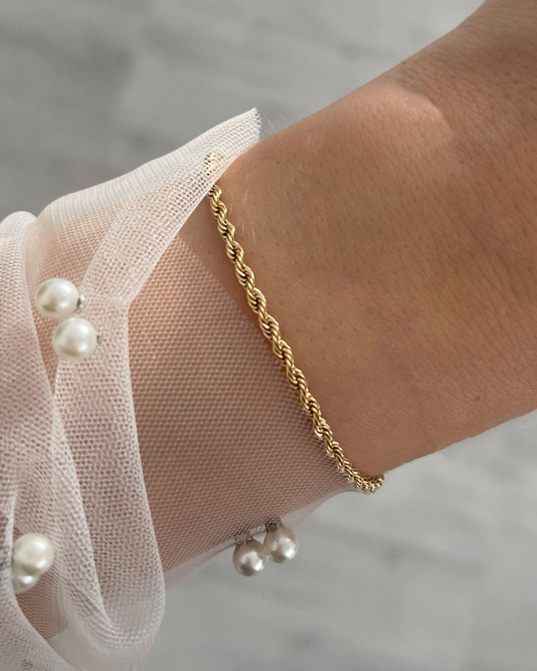 Feines, wasserfestes Edelstahl Armband mit gedrehtem Design.