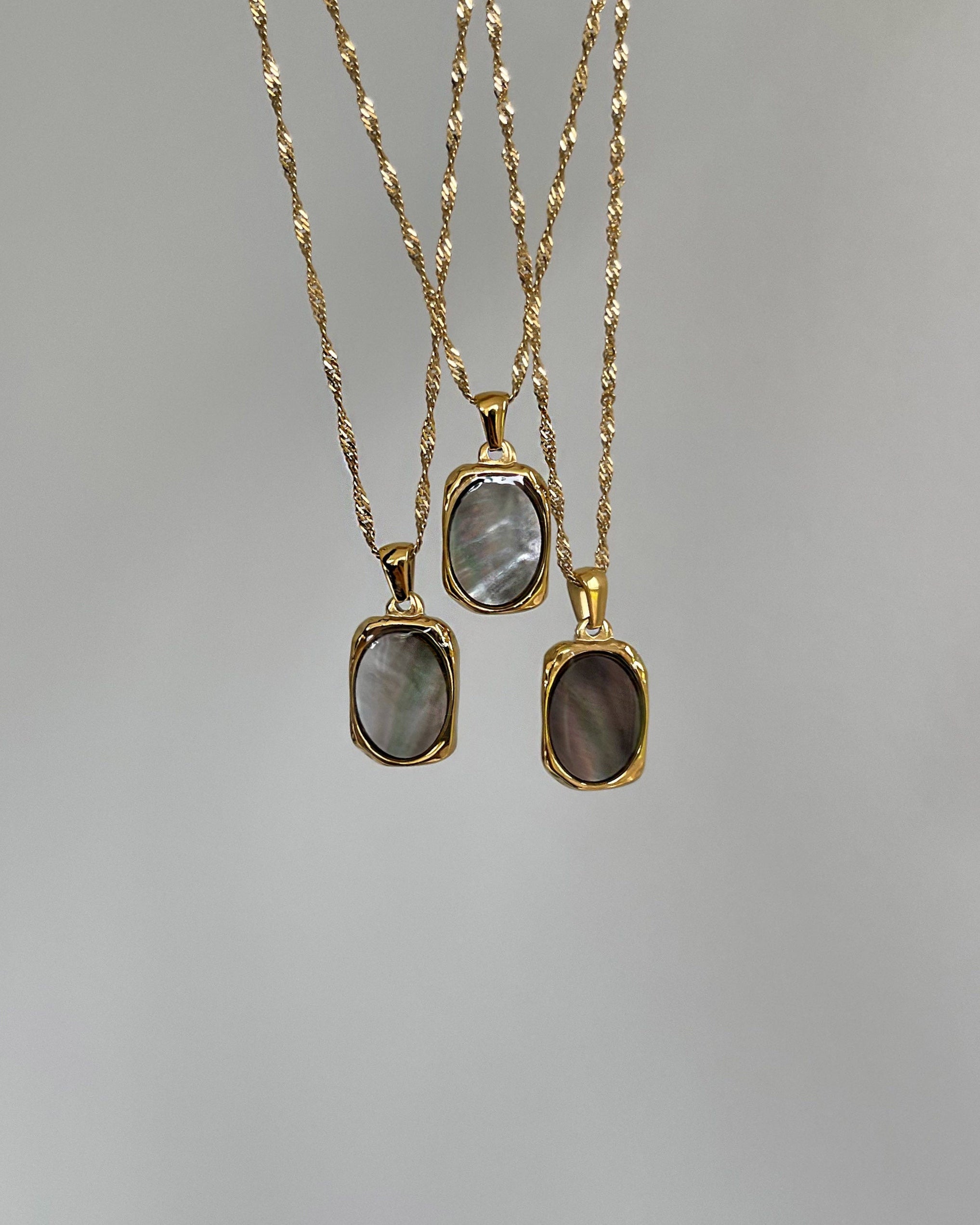 Vergoldete Edelstahlkette mit Muschelperllmutt Design, elegant. Wasserfest und hypoallergen.