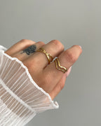 Wasserfester, verstellbarer Edelstahlring in spitz zulaufendem Design, getragen am Finger mit anderem Ring.