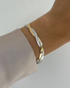 Wasserfestes Edelstahl Armband in gedrehtem Schlangendesign in BiColor, getragen am Handgelenk.