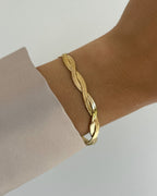 Wasserfestes Edelstahl Armband in gedrehtem Schlangendesign, getragen am Handgelenk.