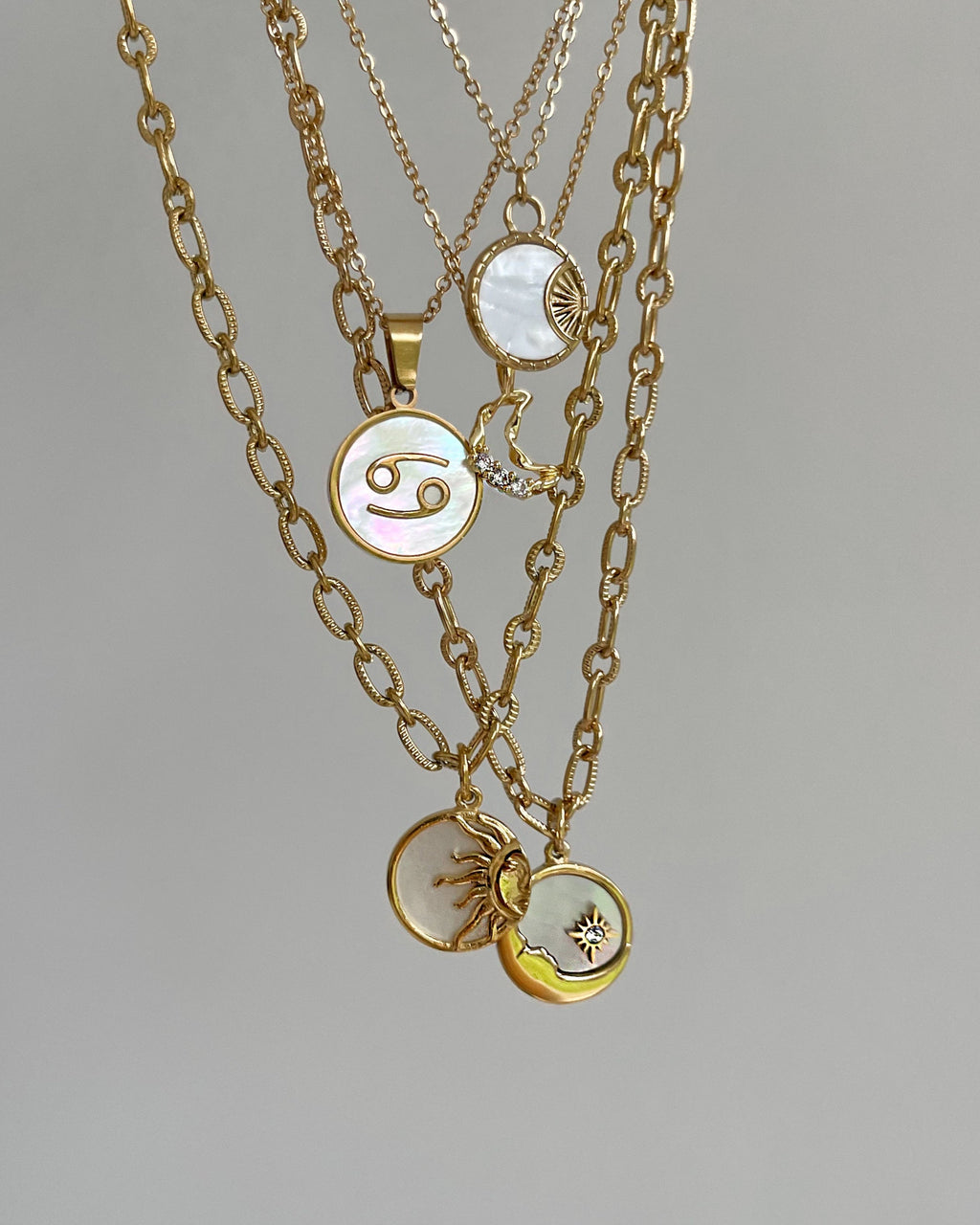 Verschiedene 18k Vergoldete Edelstahl Ketten mit Sonnen, Mond & Sternzeichen Anhänger. Wasserfest, hypoallergen und besonderes im Design.