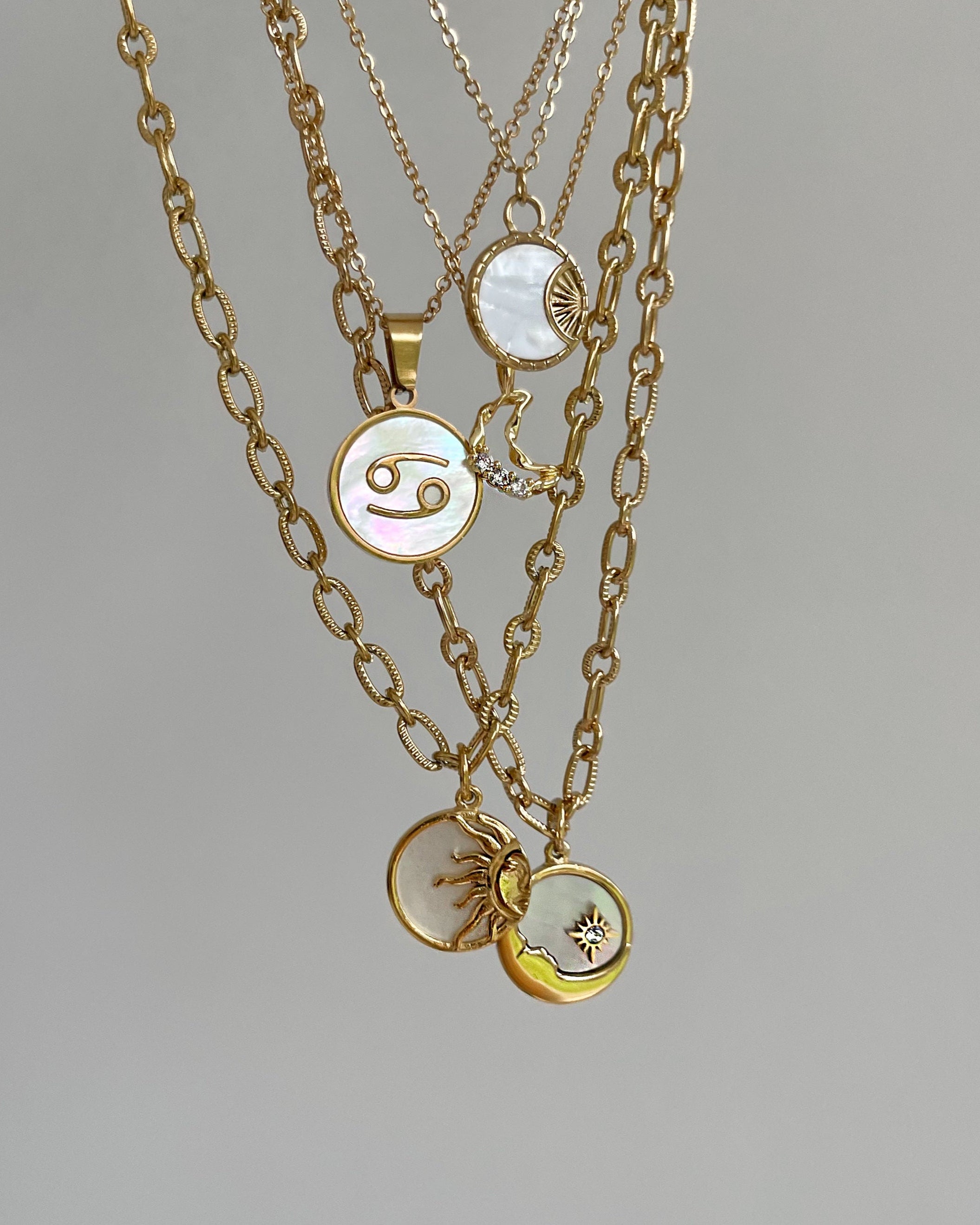 Verschiedene 18k Vergoldete Edelstahl Ketten mit Sonnen, Mond & Sternzeichen Anhänger. Wasserfest, hypoallergen und besonderes im Design.