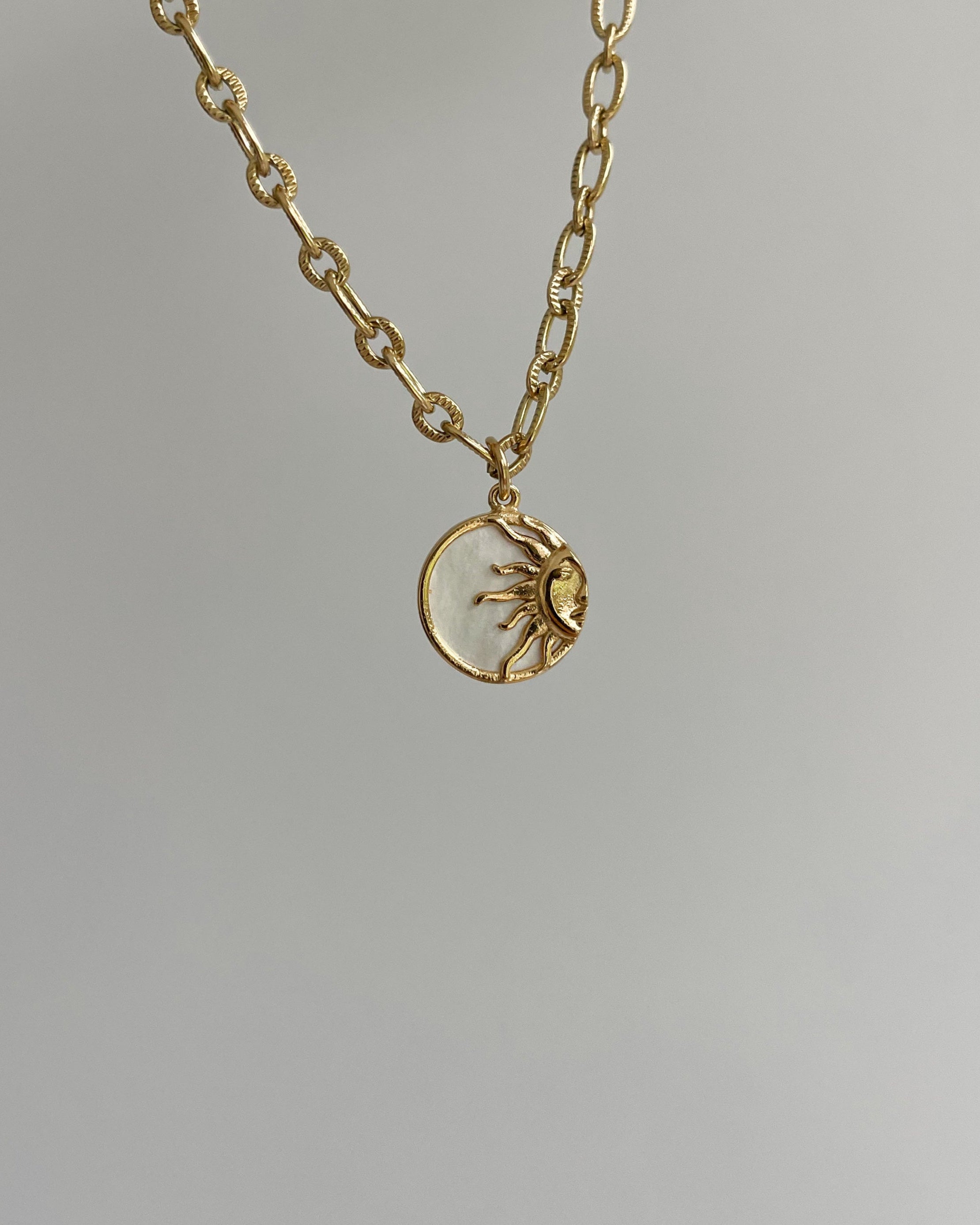 18k Vergoldete Edelstahl Kette mit Anhänger im Sonnen Design. Wasserfest, hypoallergen und besonderes im Design.