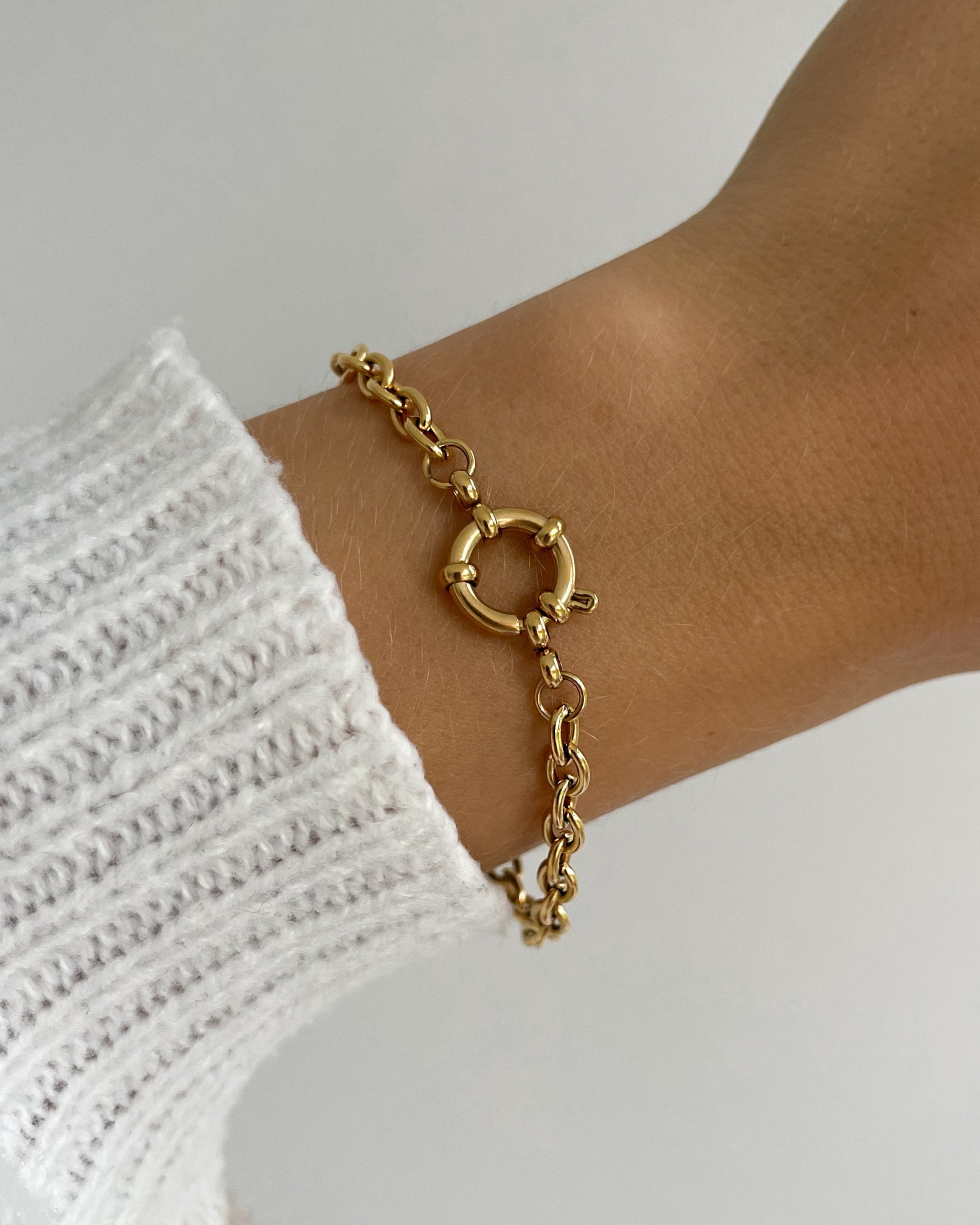 Wasserfestes Edelstahl Armband mit groben Design mit Ösenverschluss um Charms zu befestigen, getragen am Handgelenk.