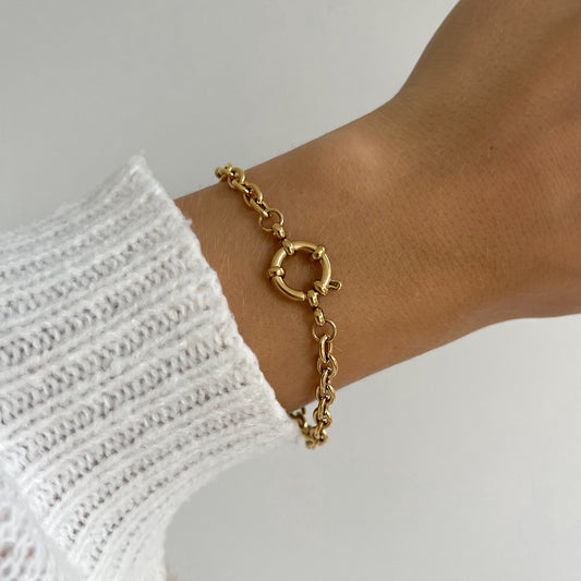 Wasserfestes Edelstahl Armband mit groben Design mit Ösenverschluss um Charms zu befestigen, getragen am Handgelenk.