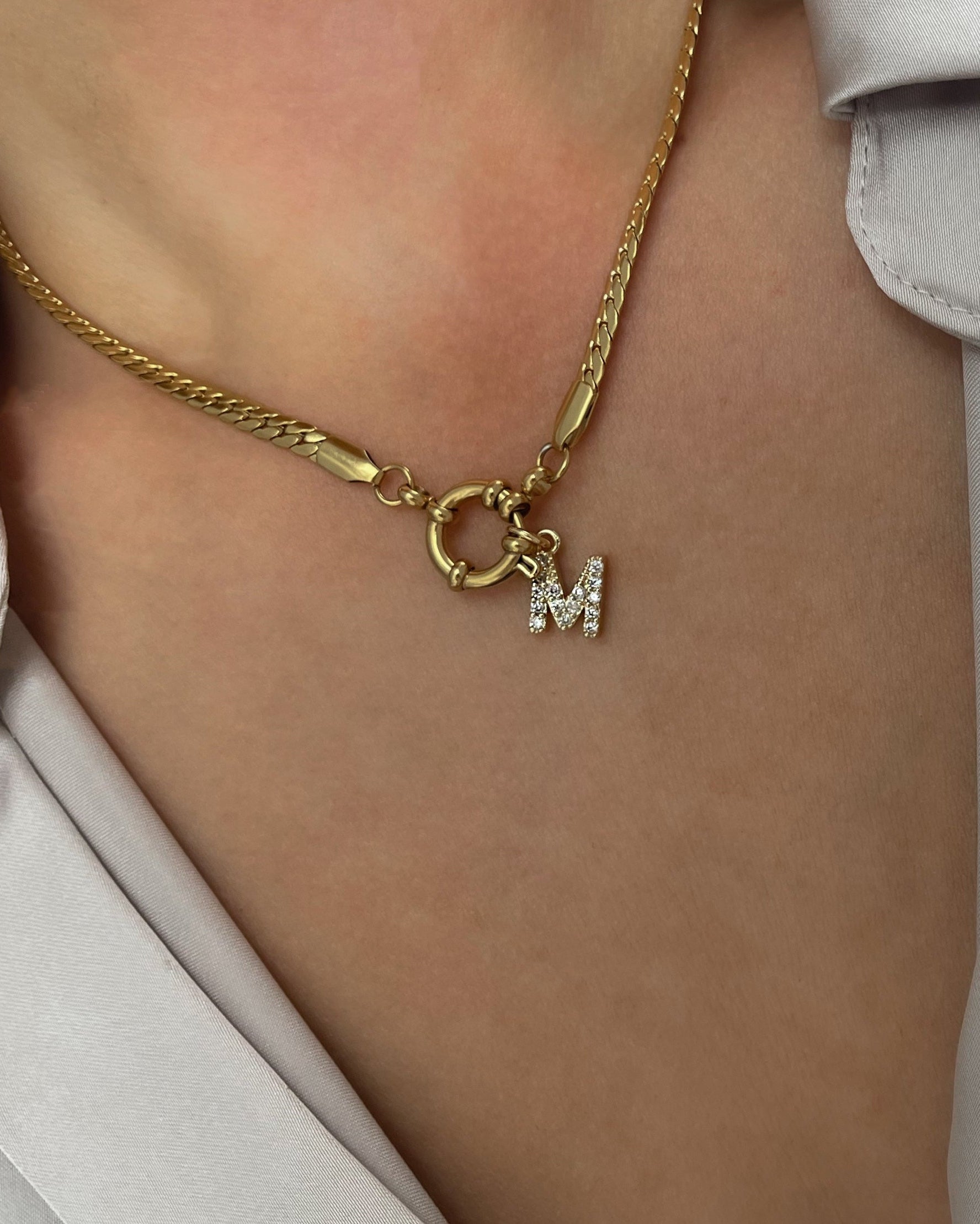 Halskette mit Ösenverschluss, aus Edelstahl ermöglicht es, nach Belieben verschiedene Charms anzuhängen und so die Kette individuell zu gestalten.
