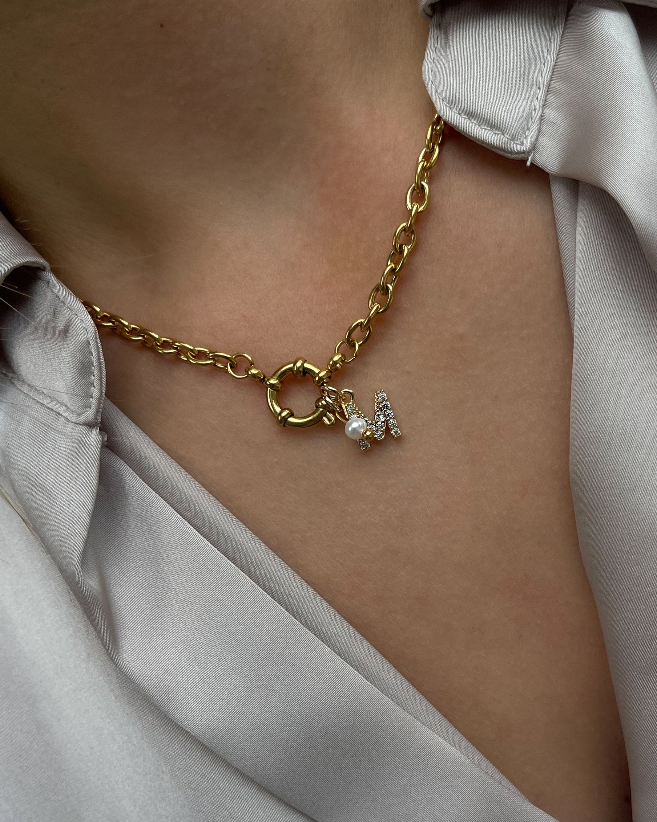 Halskette mit Ösenverschluss, aus Edelstahl ermöglicht es, nach Belieben verschiedene Charms anzuhängen und so die Kette individuell zu gestalten.