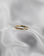 Schlichter Basic Ring aus vergoldetem Edelstahl in gold.