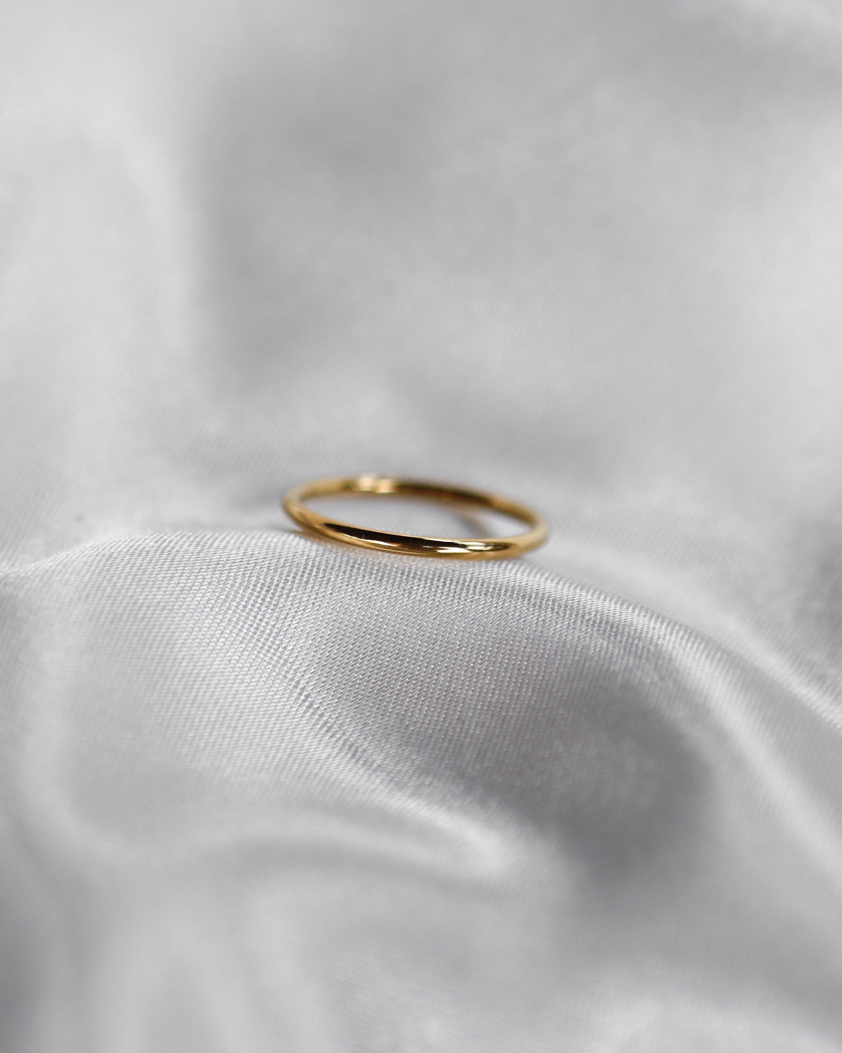 Schlichter Basic Ring aus vergoldetem Edelstahl in gold.