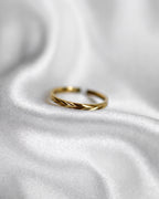 Verstellbarer, feiner Edelstahlring mit dezentem Muster in gold.