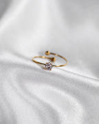 Edelstahlring mit Zirkonia Steinen besetzt in gold.