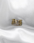 4-lagiger Edelstahl Ring auf weißem Stoff.