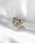 Wasserfester, verstellbarer Edelstahlring in spitz zulaufendem Design in gold.