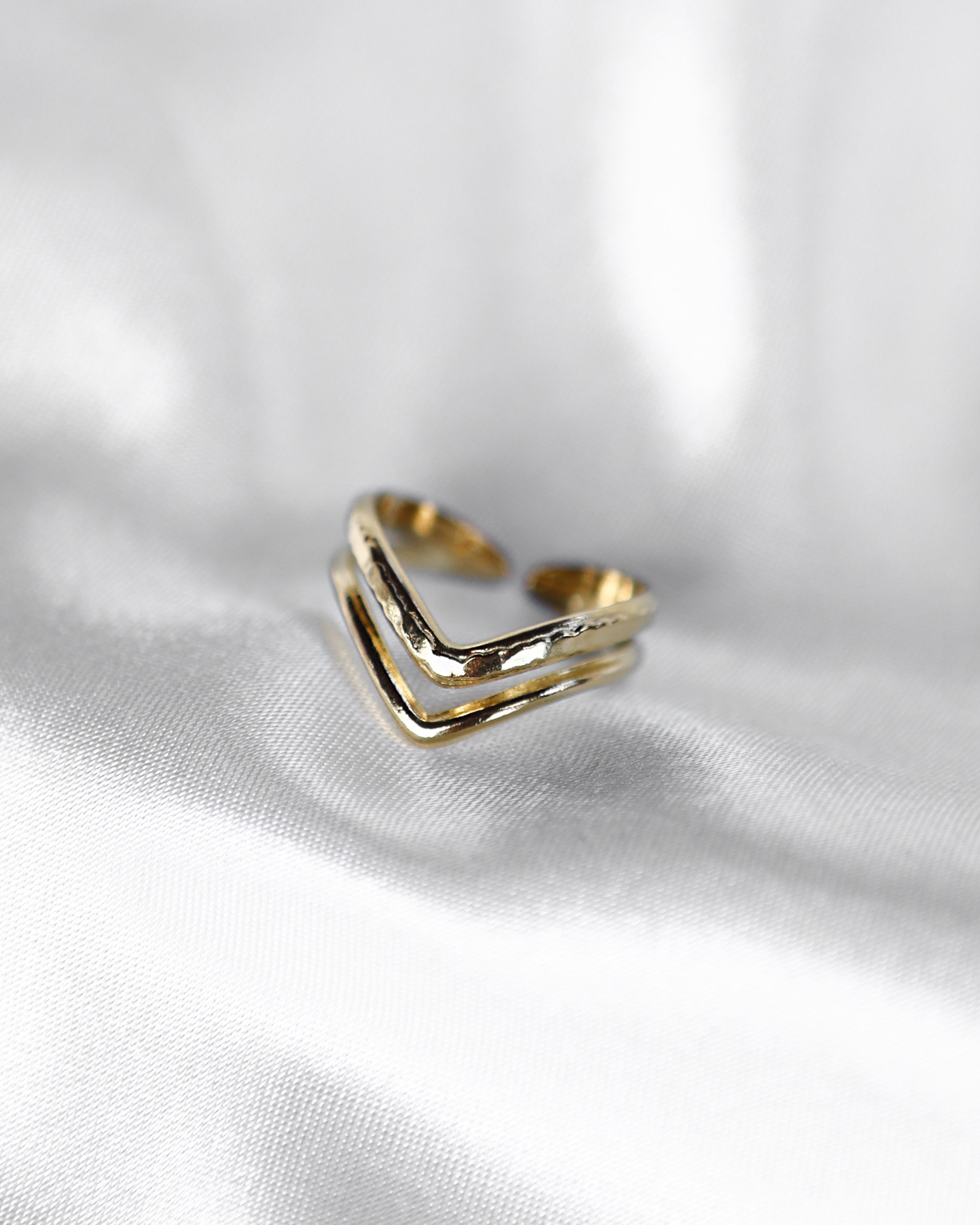 Wasserfester, verstellbarer Edelstahlring in spitz zulaufendem Design in gold.