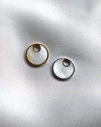 Wasserfester, runder Edelstahl Charm mit Perlmutt Optik.