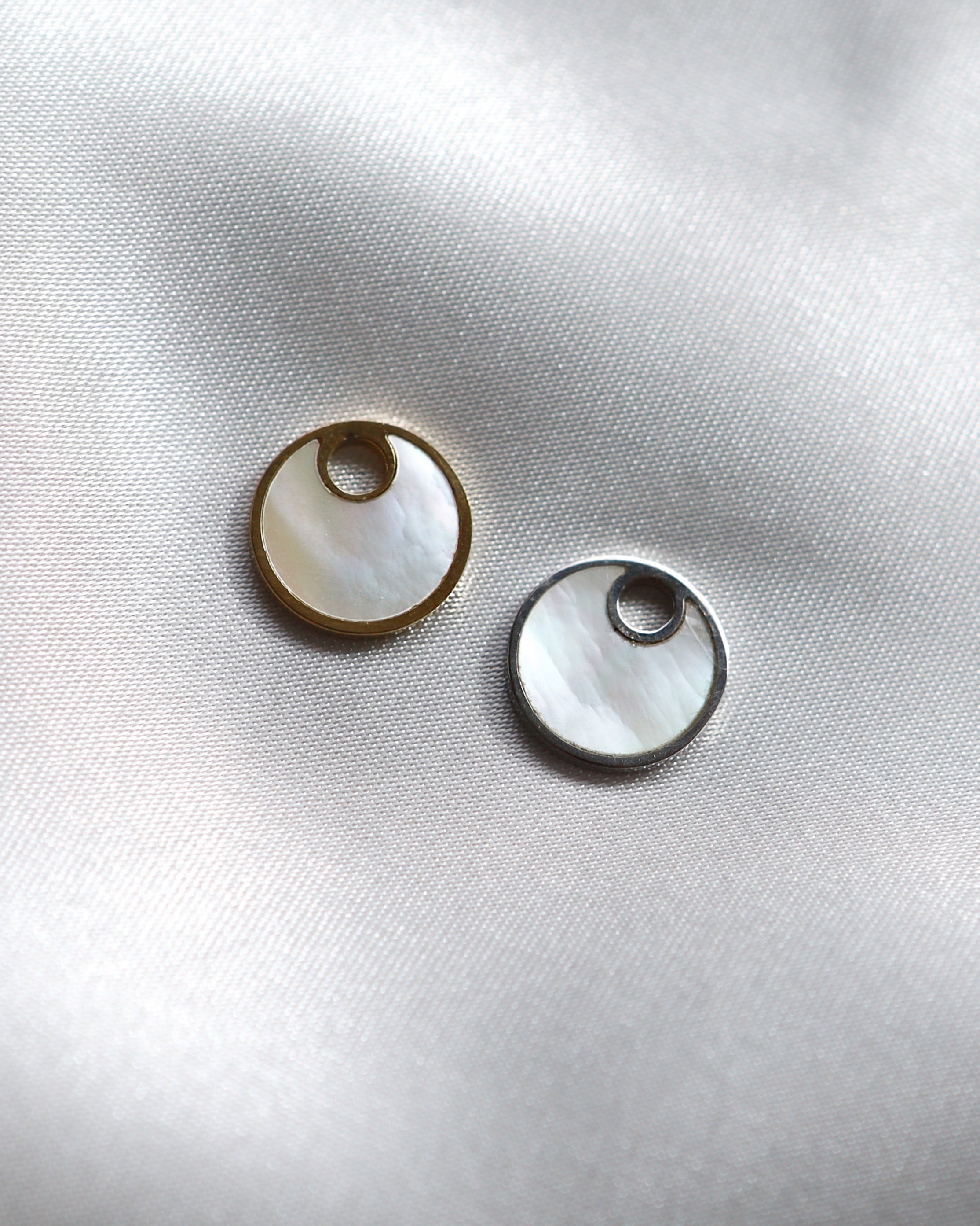 Wasserfester, runder Edelstahl Charm mit Perlmutt Optik.