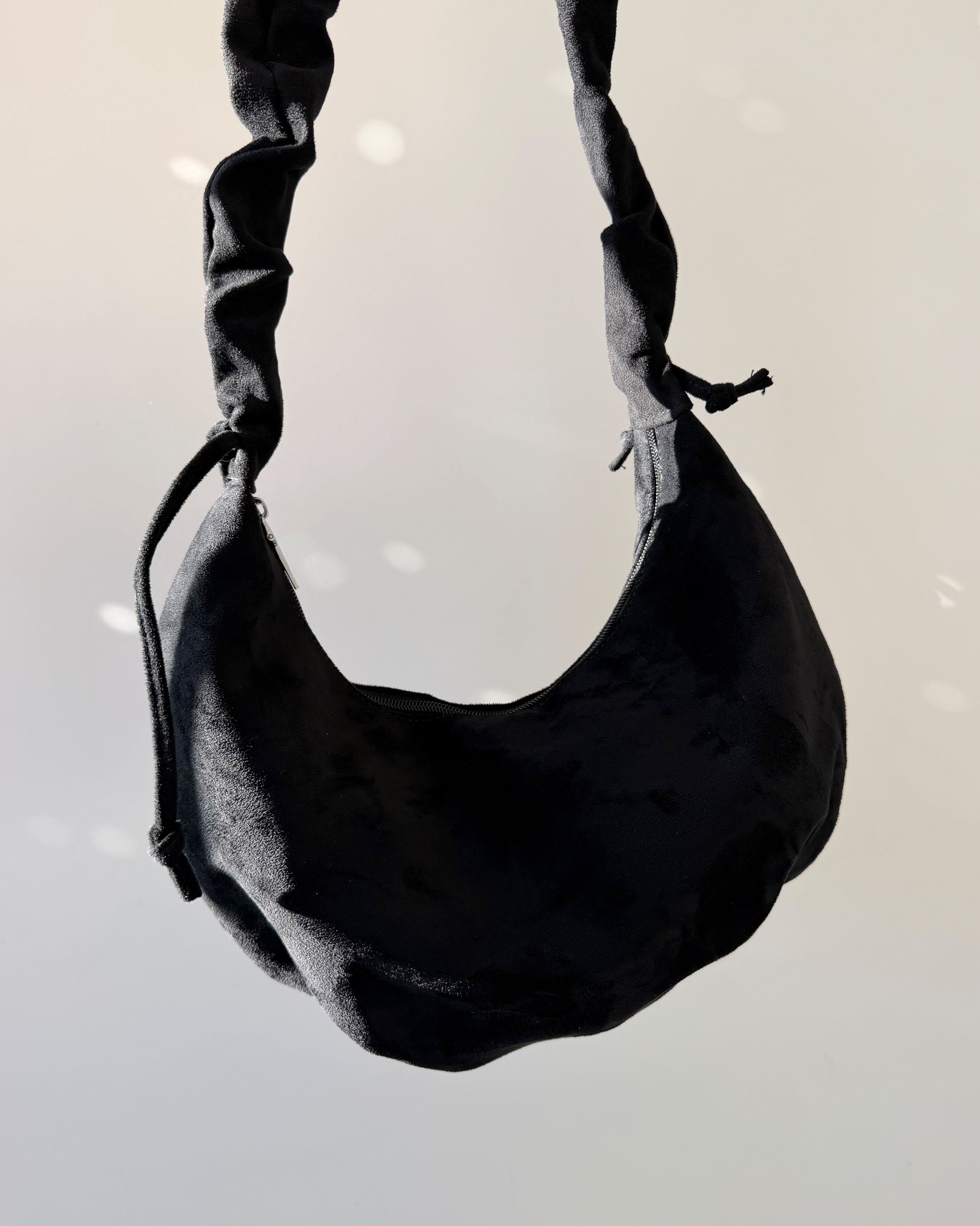 Ruched Suede Shoulder Bag | Schwarz