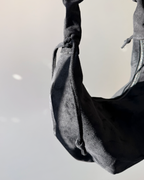 Ruched Suede Shoulder Bag | Schwarz