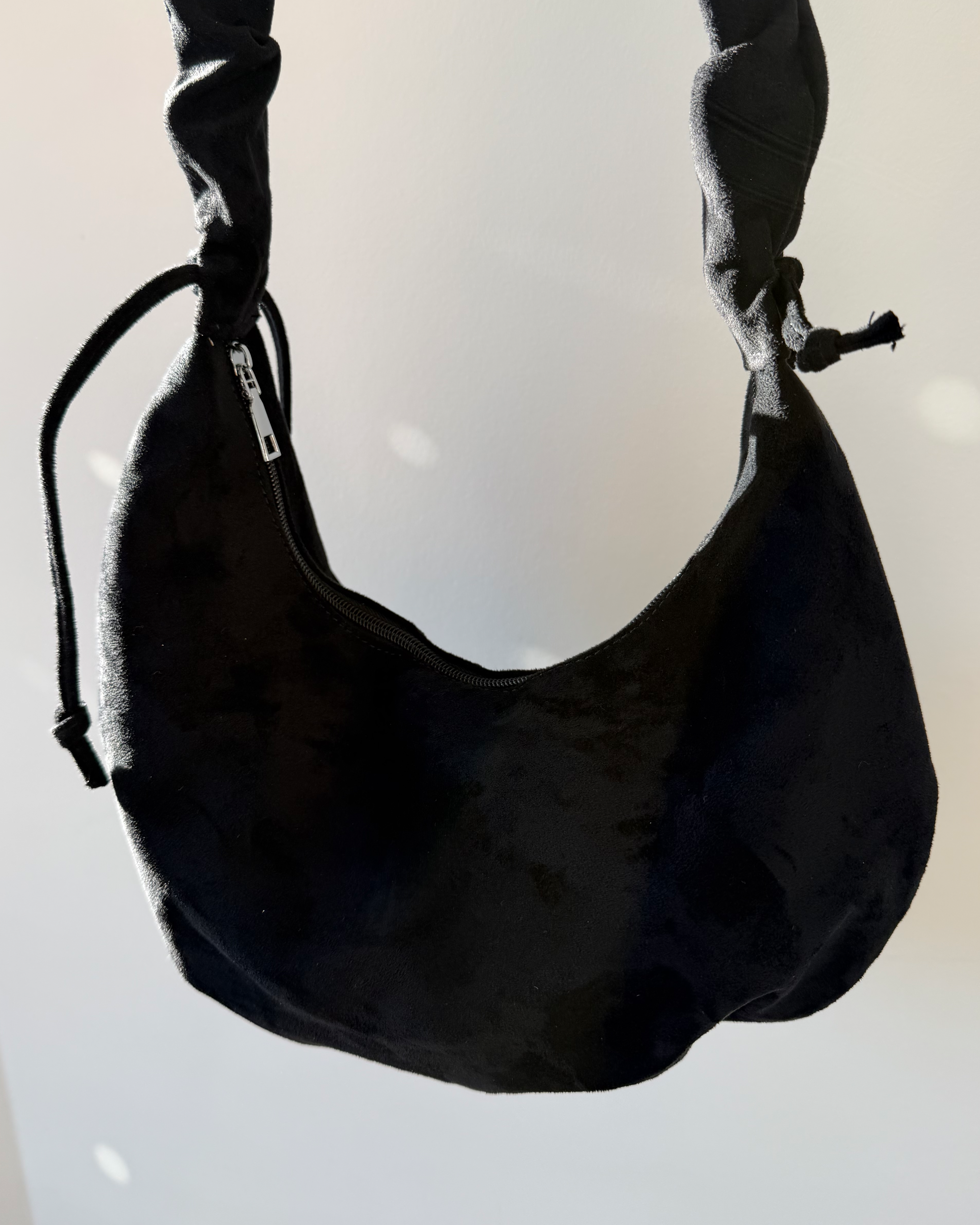 Ruched Suede Shoulder Bag | Schwarz