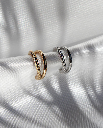 Doppellagiger Earcuff in gold und silber.