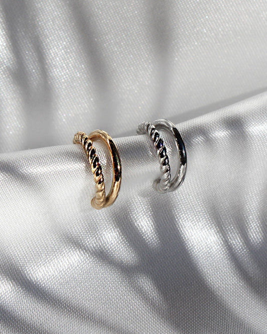 Doppellagiger Earcuff in gold und silber.