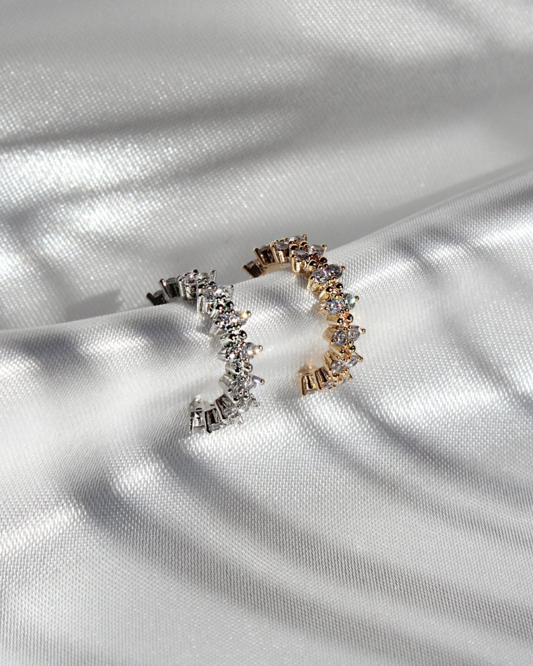 Funkelnder Edelstahl Earcuff in gold und silber.