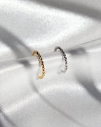 Feiner gedrehter Edelstahl Earcuff in gold und silber.