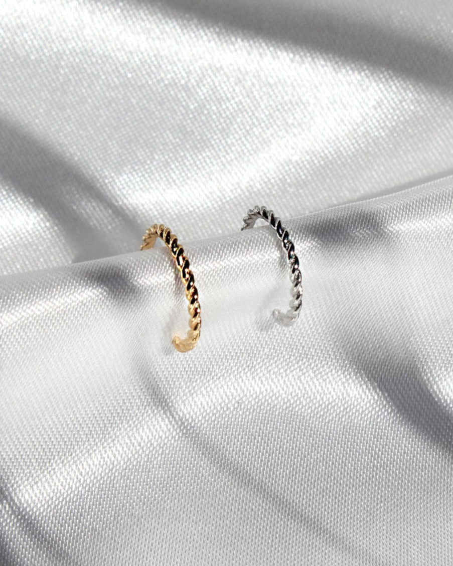 Feiner gedrehter Edelstahl Earcuff in gold und silber.