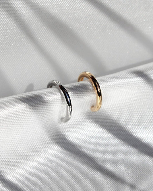 Feiner Edelstahl Earcuff in gold und silber.