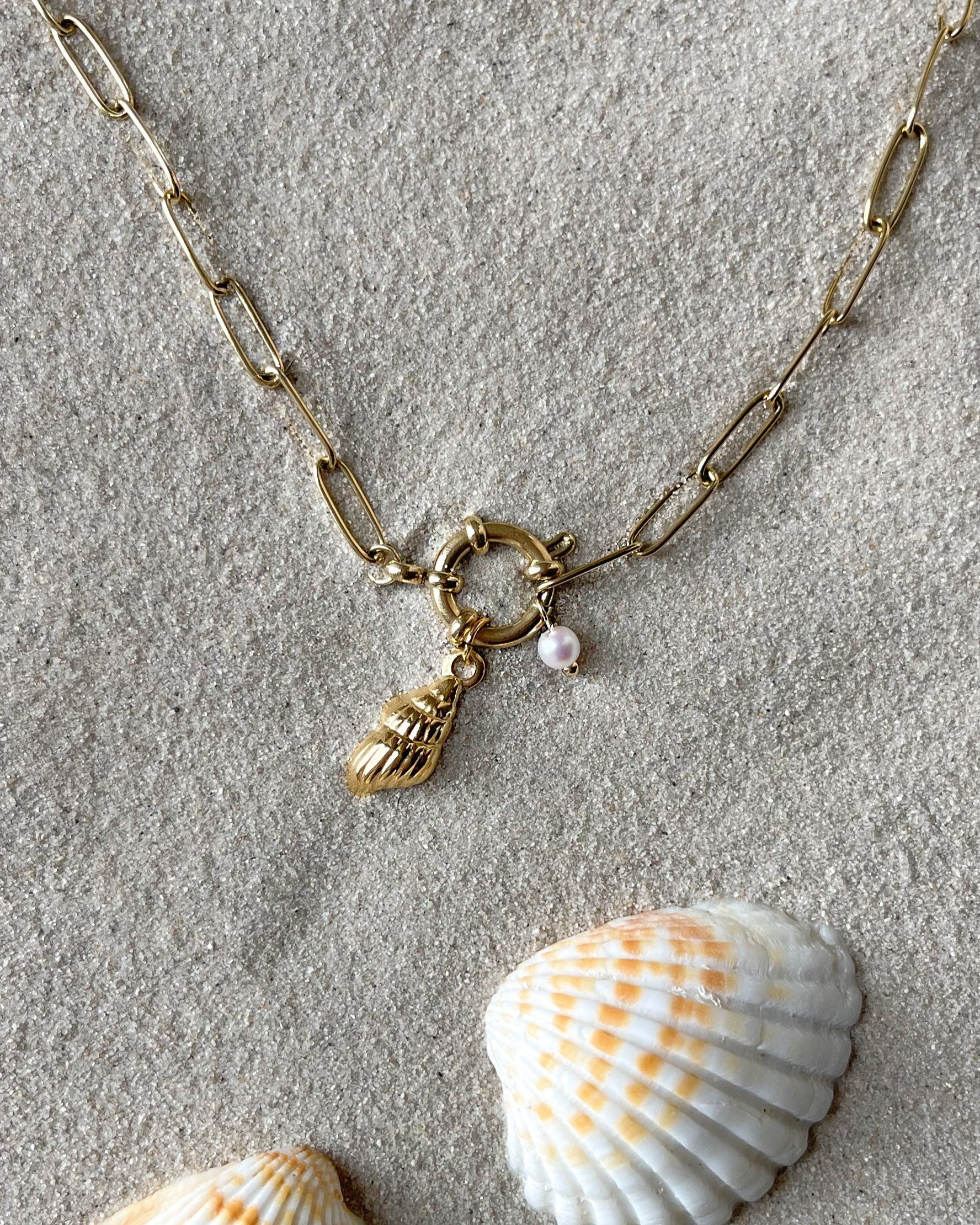 Halskette mit Ösenverschluss, aus Edelstahl ermöglicht es, nach Belieben verschiedene Charms anzuhängen und so die Kette individuell zu gestalten.