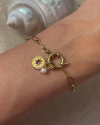 Runder Edelstahl Charm mit Stern. an grobem Armband mit Perlen Charm. Wasserfest und hypoallergen.