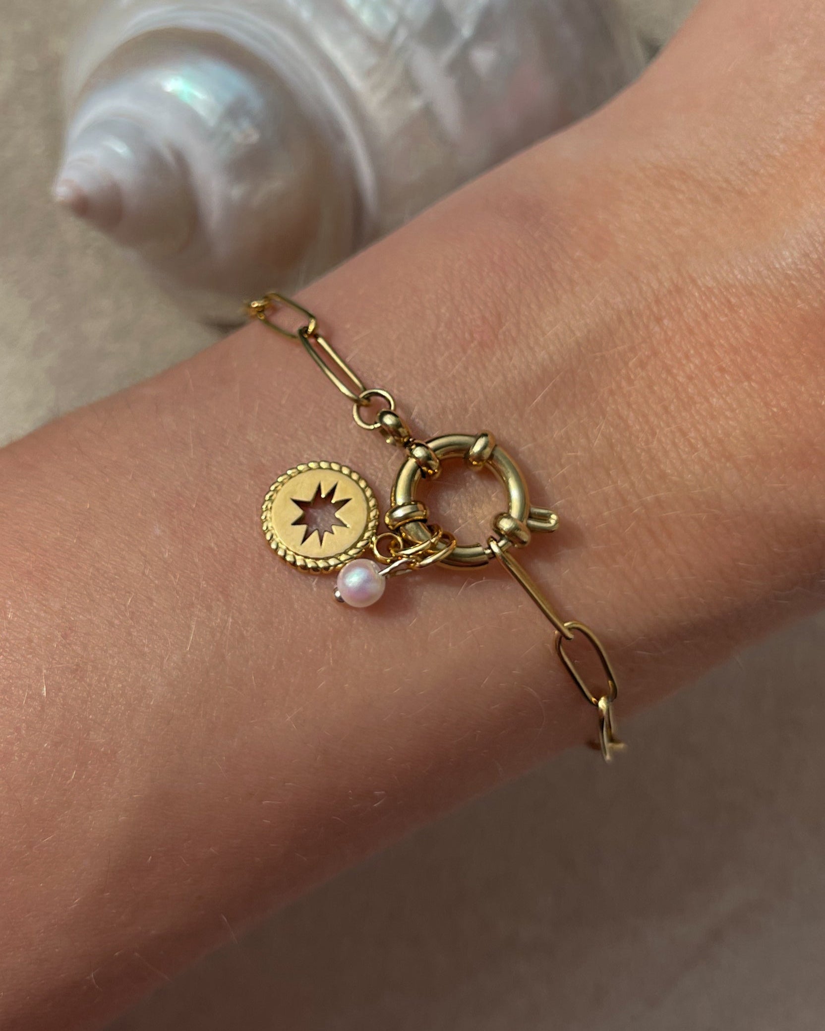 Runder Edelstahl Charm mit Stern. an grobem Armband mit Perlen Charm. Wasserfest und hypoallergen.