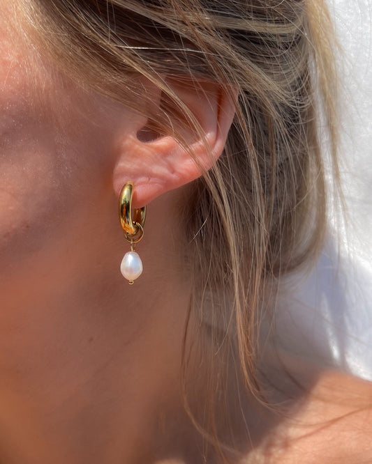 Wasserfeste Edelstahl Hoops mit Süßwasserperlen Anhänger in gold, getragen am Ohr.