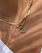 Wasserfester Edelstahl Charm mit kleiner Süßwasserperle und Buchstaben Charm.