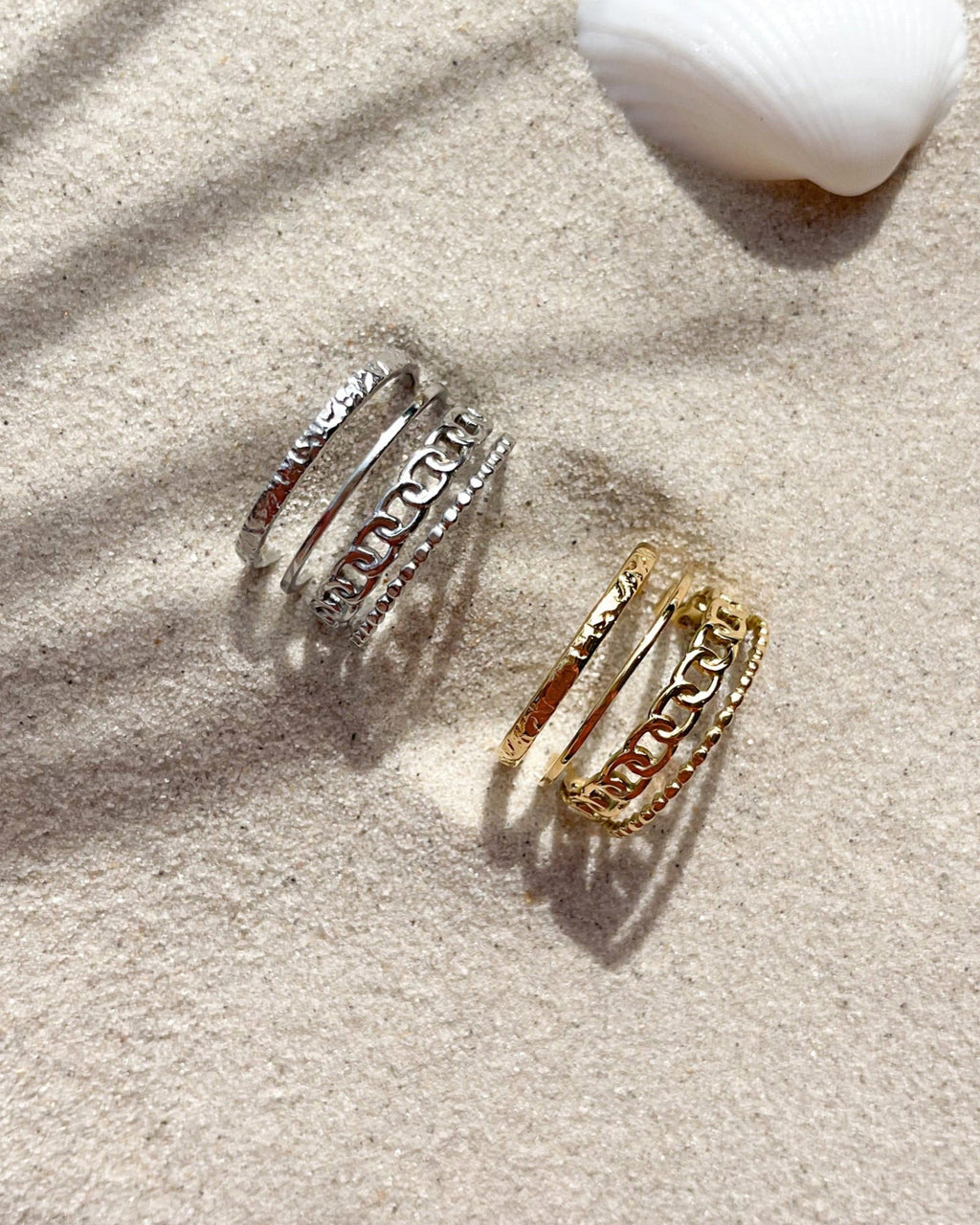 4-lagiger Edelstahl Ring in gold und silber im Sand.
