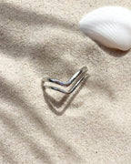 Wasserfester, verstellbarer Edelstahlring in spitz zulaufendem Design im Sand