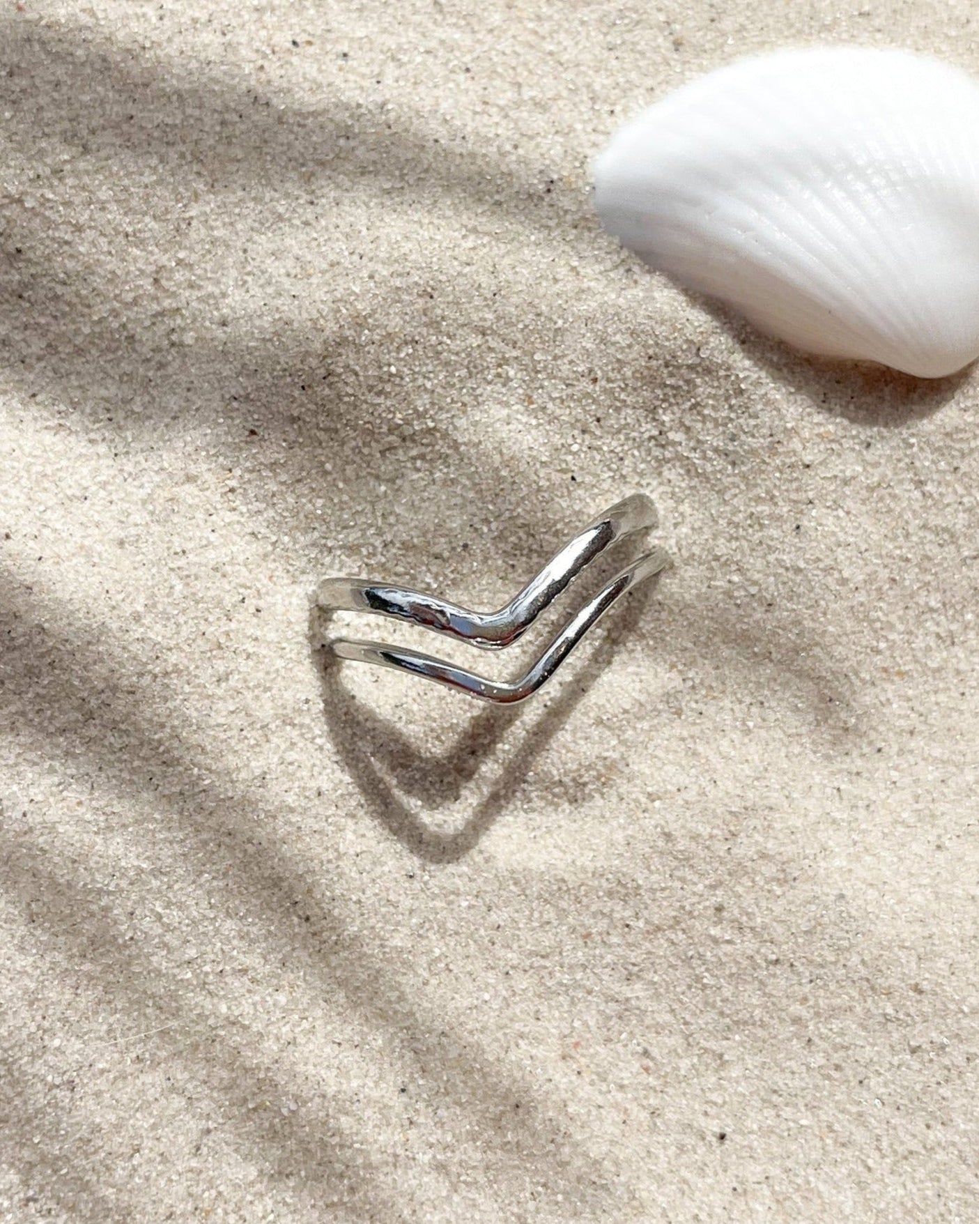 Wasserfester, verstellbarer Edelstahlring in spitz zulaufendem Design im Sand