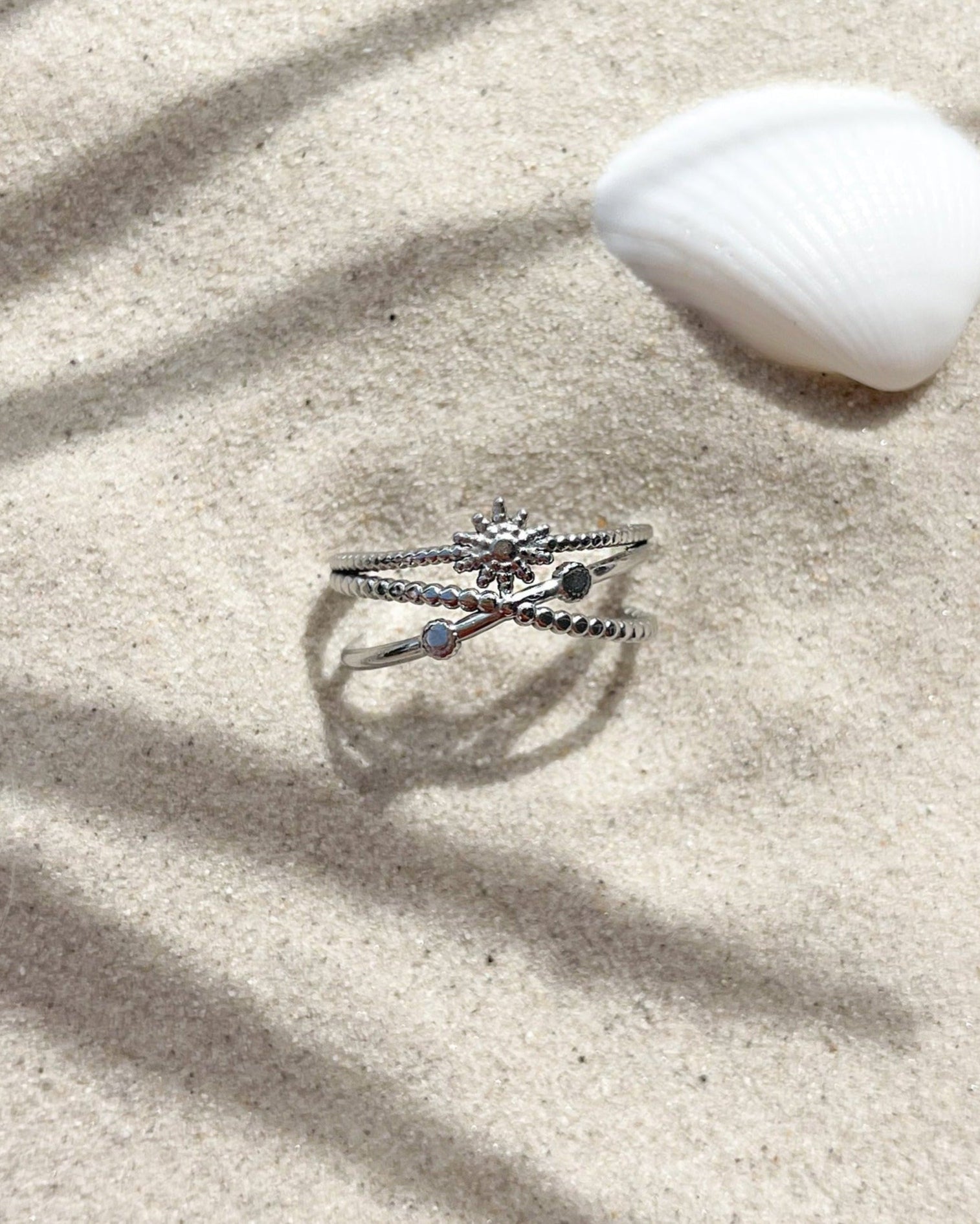 Wasserfester Edelstahl Ring mit Sonnendesign, größenverstellbar in silber.