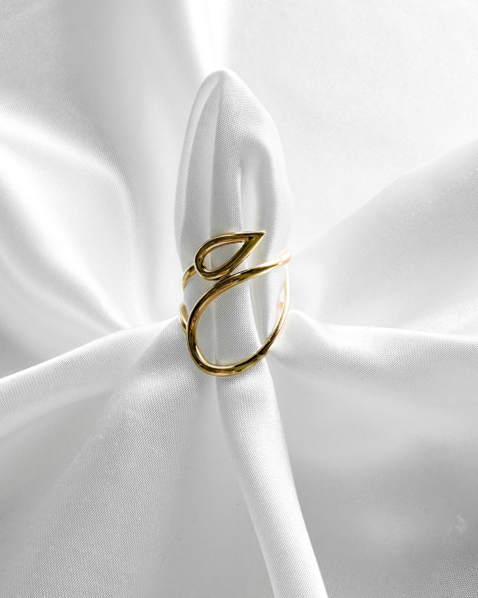 Ring Golden Leaf Flow