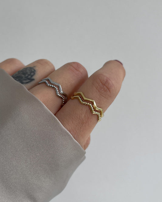 Wasserfester Edelstahlring hat ein doppeltes, geschwungenes Design, getragen am Finger.