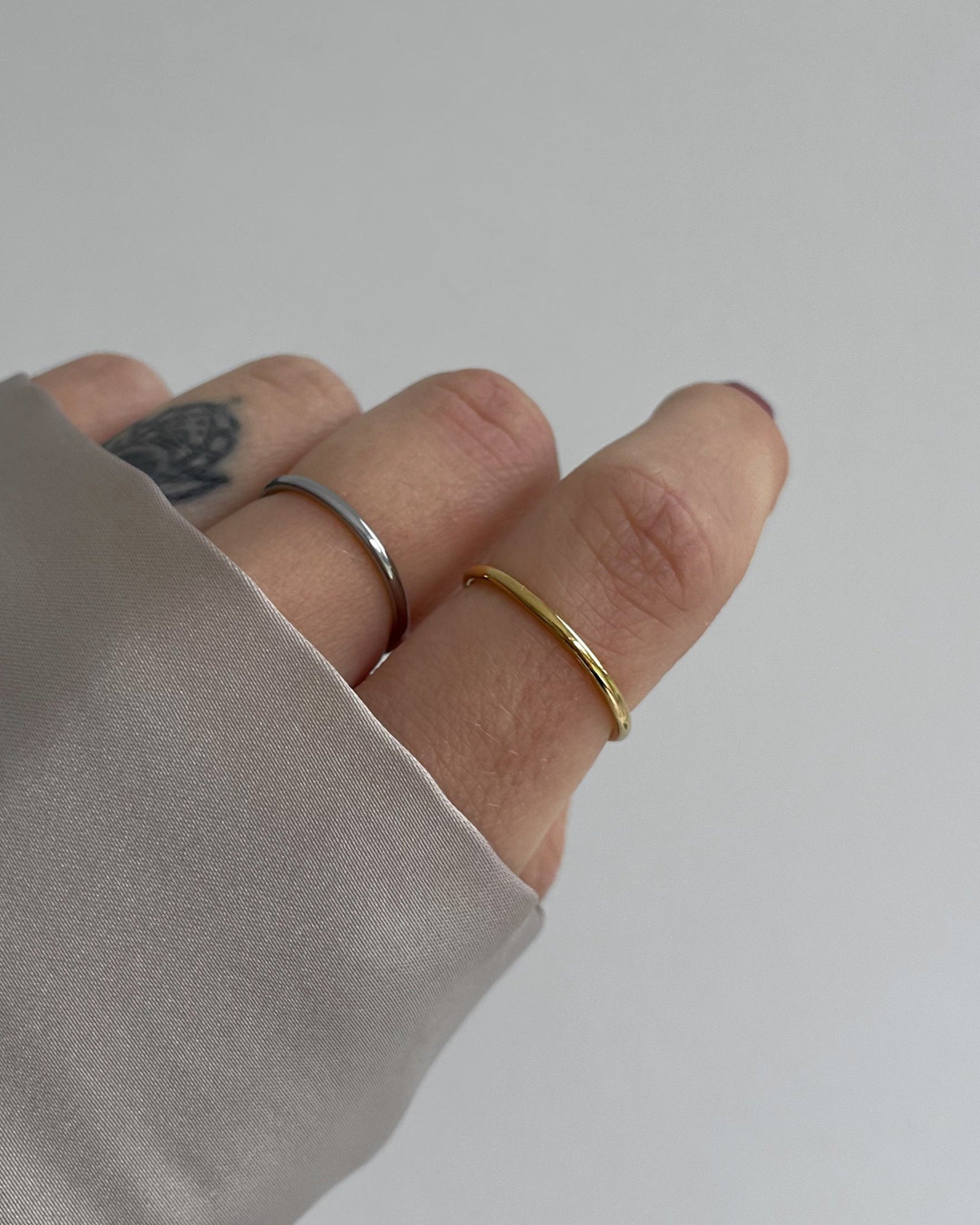 Schlichter Basic Ring aus vergoldetem Edelstahl, getragen am Finger.