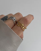 Wasserfester Edelstahl Ring mit Sonnendesign, größenverstellbar in gold und silber, getragen am Finger.