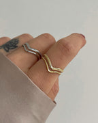 Wasserfester, verstellbarer Edelstahlring in spitz zulaufendem Design, in gold und silber am Finger getragen.