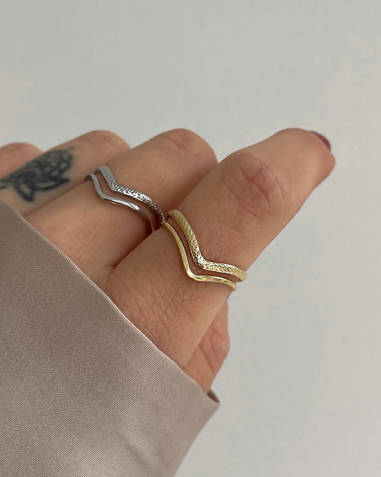 Wasserfester, verstellbarer Edelstahlring in spitz zulaufendem Design, in gold und silber am Finger getragen.